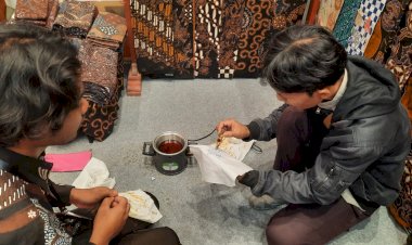 UKMK Sawit Sm-art Batik Berikan Edukasi Batik Sawit ke Pengunjung WNI dan WNA di INACRAFT 2024