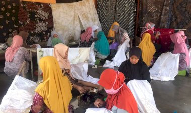 Semangat Kartini Sm-art Batik: UKMK Batik Sawit BPDPKS yang Libatkan 50- an Pembatik Perempuan