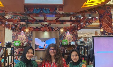 Warga Negara Asing  Antusias Kunjungi Booth BPDPKS di Inacraft on October 2024