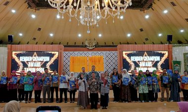 Libatkan Puluhan Ibu-Ibu Pembatik, UKMK Batik Sawit “Smart Batik” Raih Penghargaan Gender Champion Award 2024 Kategori Dunia Usaha