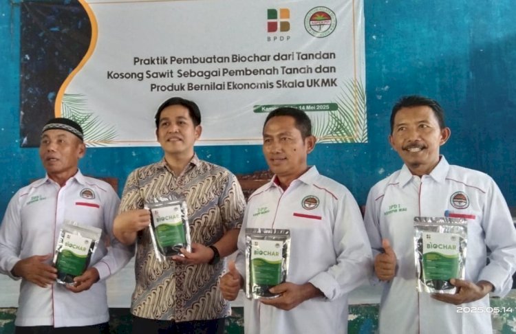 Aspekpir Praktekkan Pembuatan Biochar dari Tandan Kosong Sawit di Riau