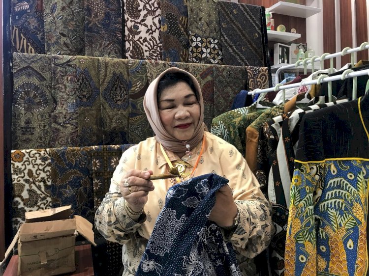 Ketua Umum GPPI Apresiasi Produk Batik Sawit Smart Batik pada Gelaran Palmex 2025