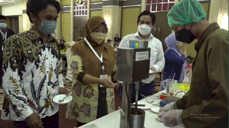 BPDPKS Lakukan Promosi Positif Sawit dan Demo Pembuatan Coklat Berbahan Sawit kepada Guru dan Siswa di Jawa Timur