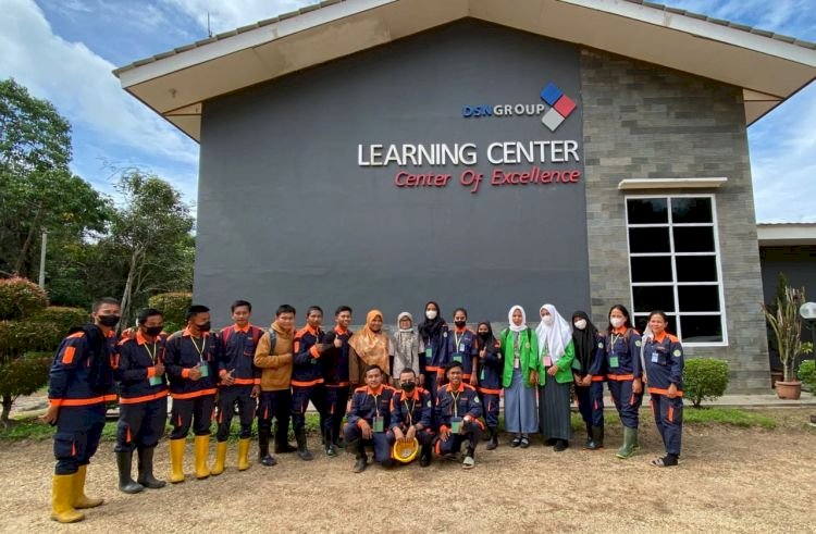 Yesica saat bersama rekan seangkatan dan guru-gurunya. foto: dok. pribadi