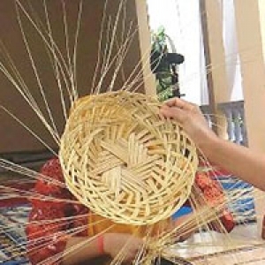 Pelapah Kelapa Sawit Jadi Piring Cantik yang Menjanjikan