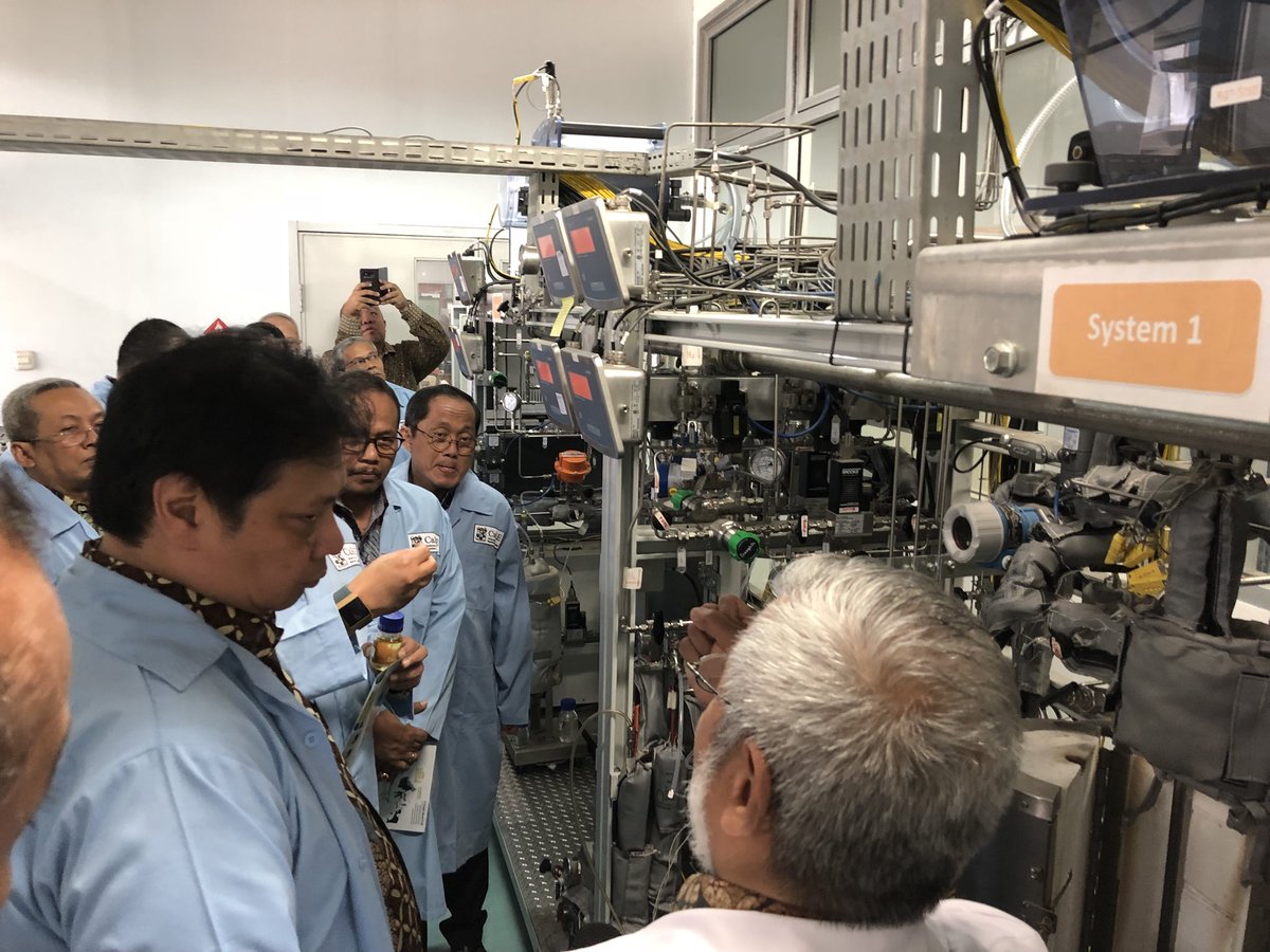 Industry Minister Tours ITB’s Bio-hydrocarbon Laboratory