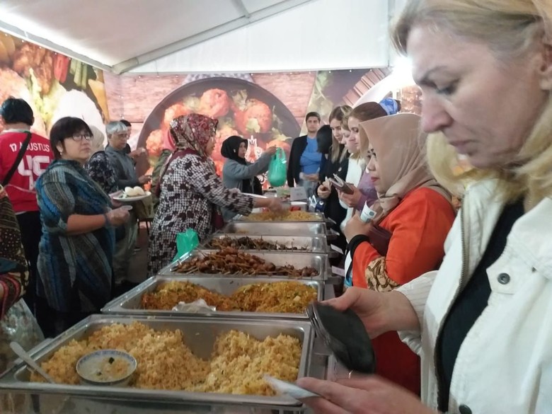 Palm Oil Products Attract Russians at Festival Indonesia